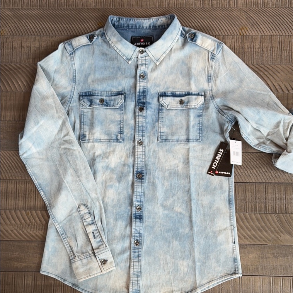Airwalk Long Sleeve Light Acid Wash Button Down Men’s Shirt Size Small (NWT)